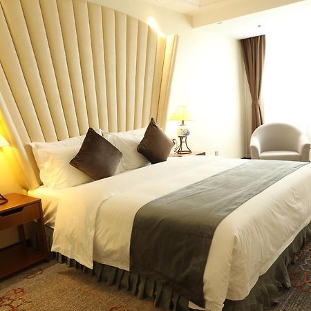 Zhi Hui Tang Feng Ze Hotel Chengdu Bagian luar foto